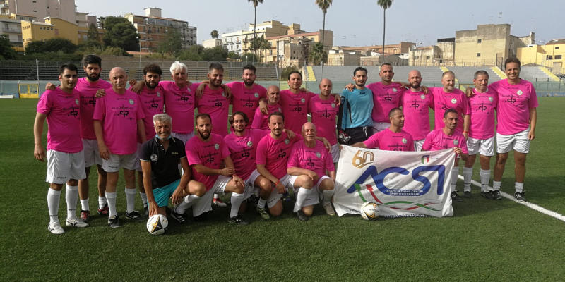 Medici-calciatori in campo con la Coppa Italia